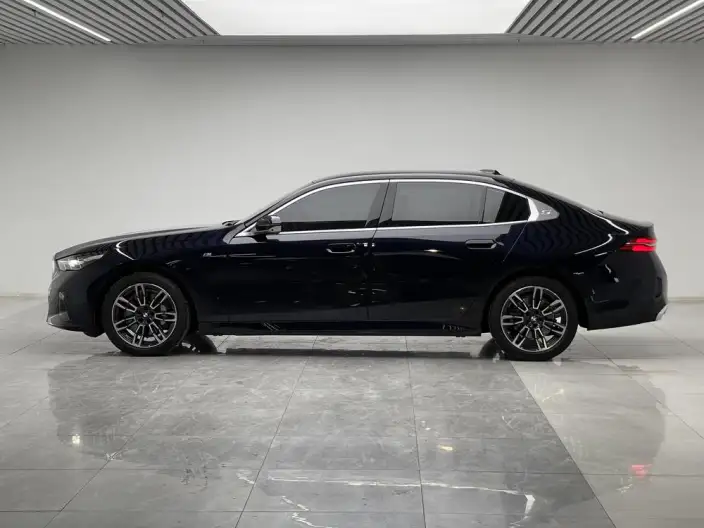 BMW 5 Series 2025 Model 530Li Leading Model M Sports Set – фото 4