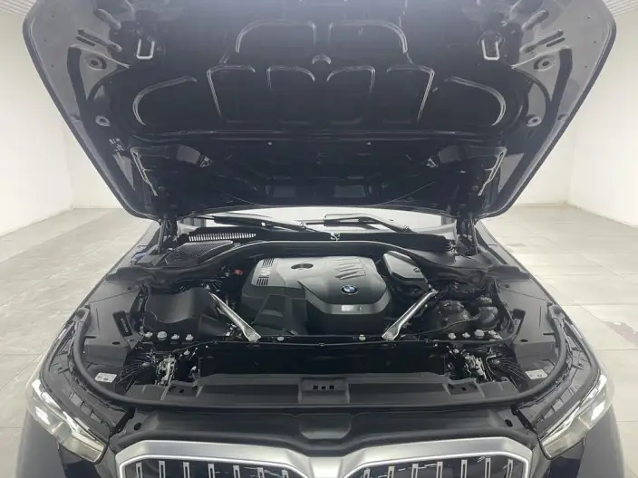 BMW 5 Series 2025 Model 530Li Leading Model M Sports Set – фото 10