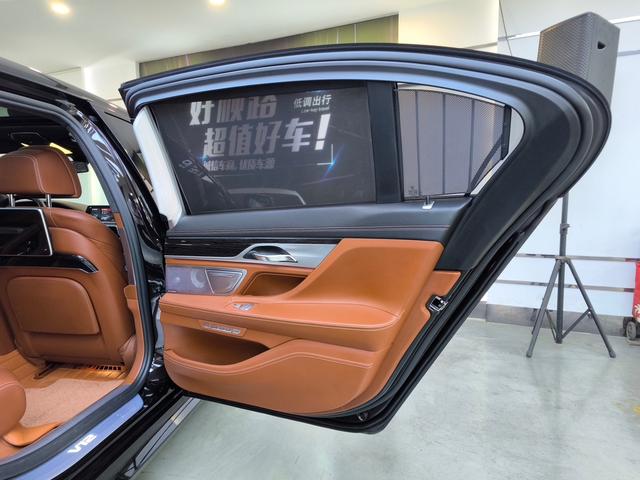 BMW 7 Series Модель 2018 года M760Li xDrive – фото 25