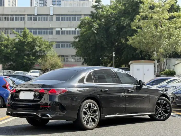 Mercedes-Benz E-Class PHEV 2024 Model E 350 e L sedan – фото 4