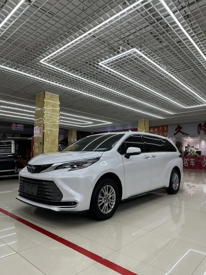 Toyota Sienna 2021 Model 2.5L Hybrid Deluxe Edition – фото 1