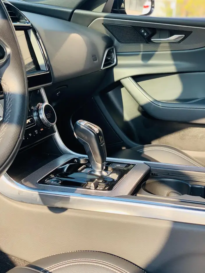 Jaguar XE L 2022 Model 2.0T 200PS R-DYNAMIC Youth Sports Edition – фото 8
