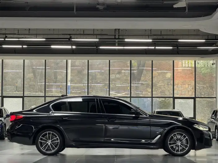 BMW 5 Series 2022 Model Facelift II 525Li M Sports Set – фото 6