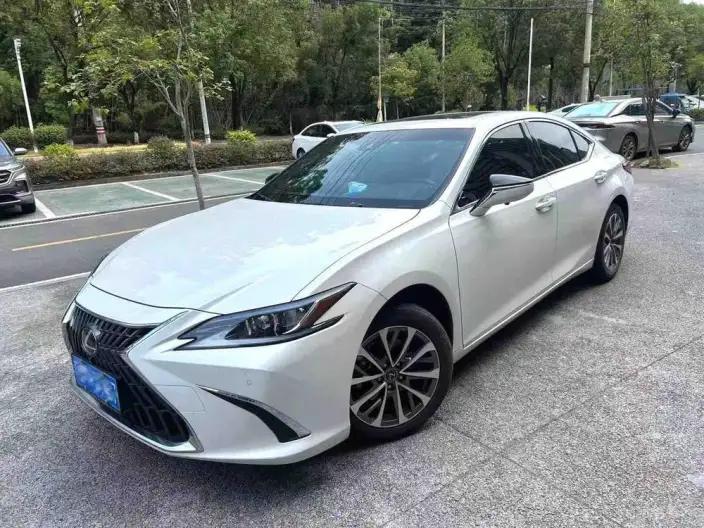 Lexus ES 2024 Model 200 Premium – фото 1