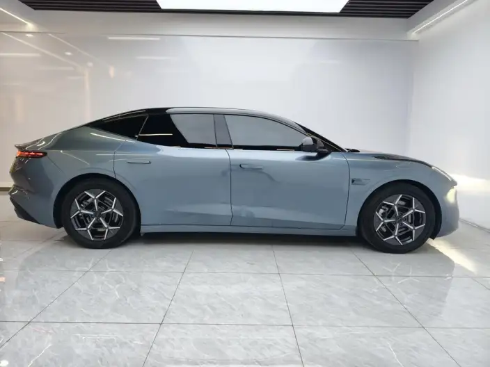 **Lynk & Co Z10** 2024 Model 95kWh 766km Rear Drive Max – фото 8
