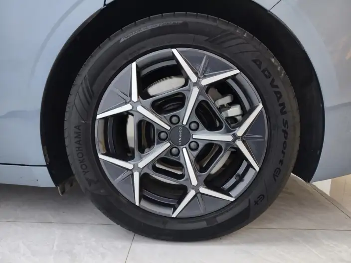 **Lynk & Co Z10** 2024 Model 95kWh 766km Rear Drive Max – фото 9