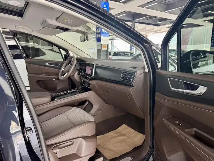 Viloran 2023 Model Facelift 330TSI Business Edition – фото 8