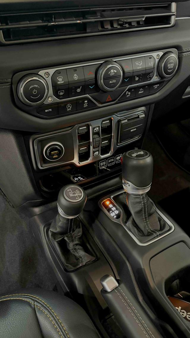 Jeep Wrangler 2024 2.0T Sahara 4-Door – фото 17