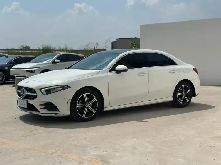 Mercedes-Benz A-class 2023 Model A 200 L Sports sedan Fashion Edition – фото 1