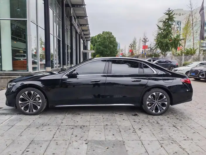 Mercedes-Benz E-Class PHEV 2024 Model E 350 e L sedan – фото 4