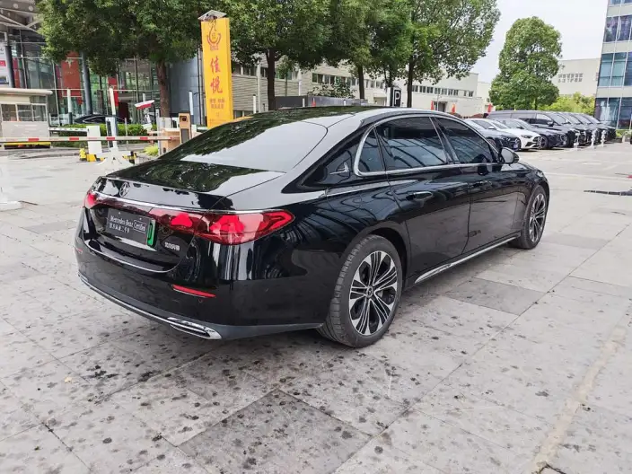 Mercedes-Benz E-Class PHEV 2024 Model E 350 e L sedan – фото 7