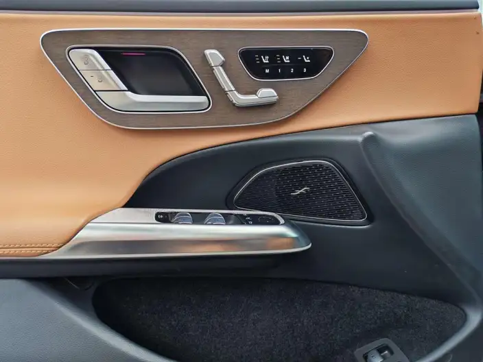 Mercedes-Benz E-Class PHEV 2024 Model E 350 e L sedan – фото 10