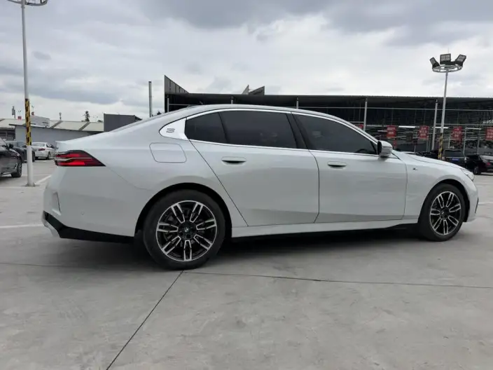 BMW 5 Series 2024 Model 525Li M Sports Set – фото 5