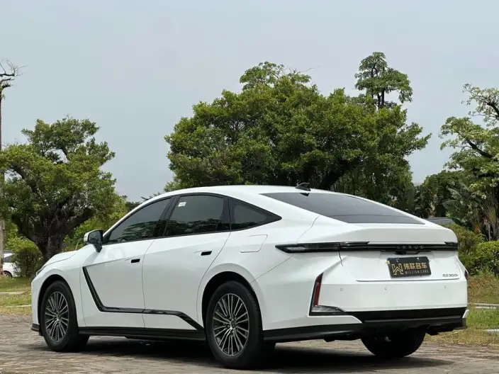 Lexus ES 2026 Model 300h – фото 4