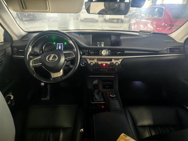 Lexus ES 2015 300h Comfort – фото 11