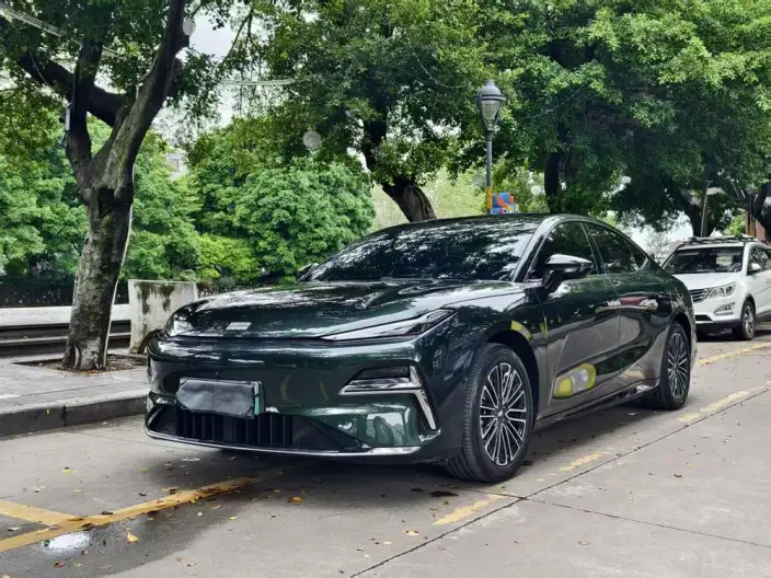 Geely Galaxy E8 PHEV 2025 Model 130km EM-i Premium Edition