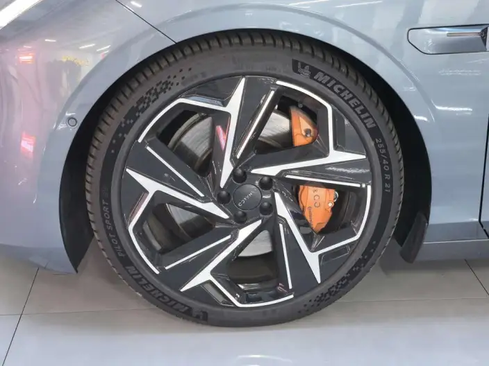 **Lynk & Co Z10** 2025 Model 95kWh 702km 4WD Halo – фото 9