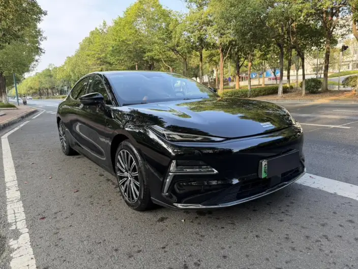 Geely Galaxy E8 PHEV 2025 Model 130km EM-i Premium Edition