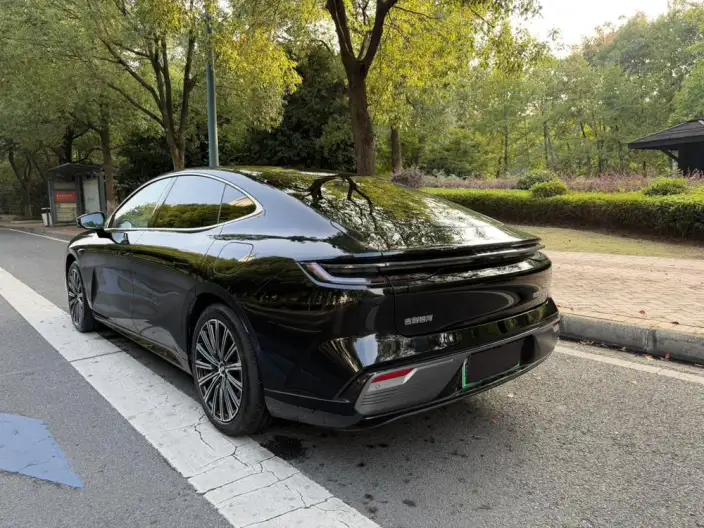 Geely Galaxy E8 PHEV 2025 Model 130km EM-i Premium Edition