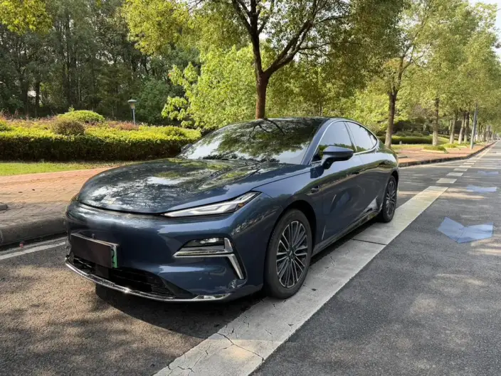 Geely Galaxy E8 PHEV 2025 Model 130km EM-i Premium Edition