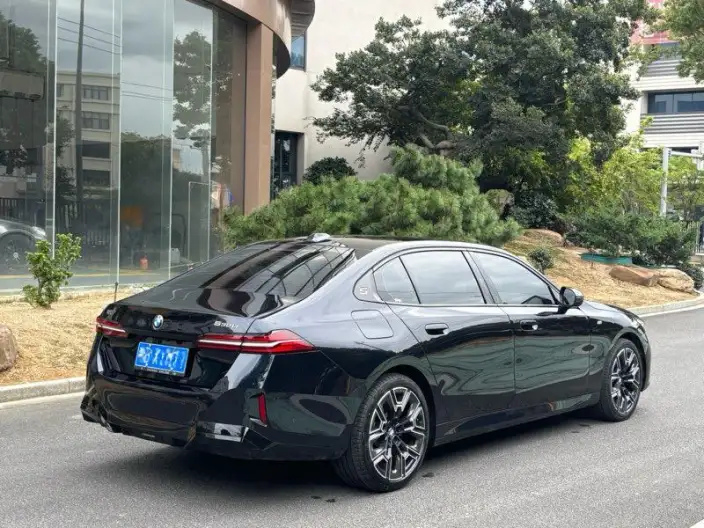 BMW 5 Series 2025 Model Facelift 530Li Exclusive Model M Sports Set – фото 6