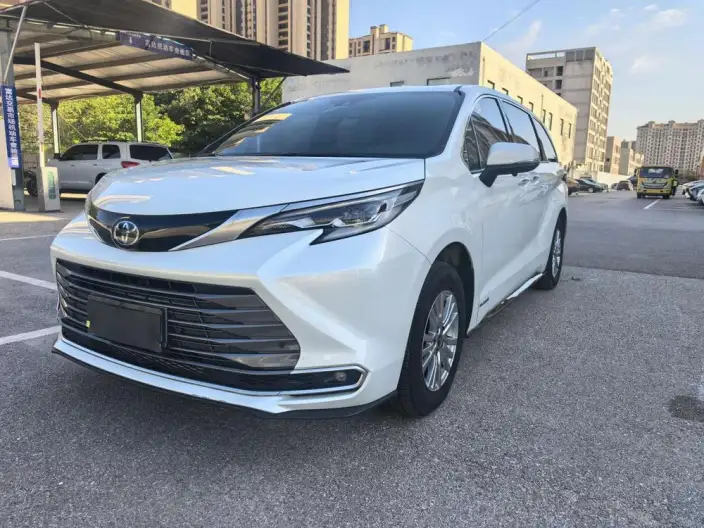 Toyota Sienna 2021 Model 2.5L Hybrid Deluxe Edition – фото 1