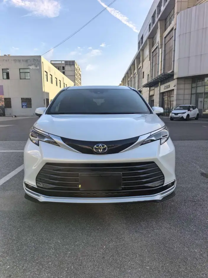 Toyota Sienna 2021 Model 2.5L Hybrid Deluxe Edition – фото 2