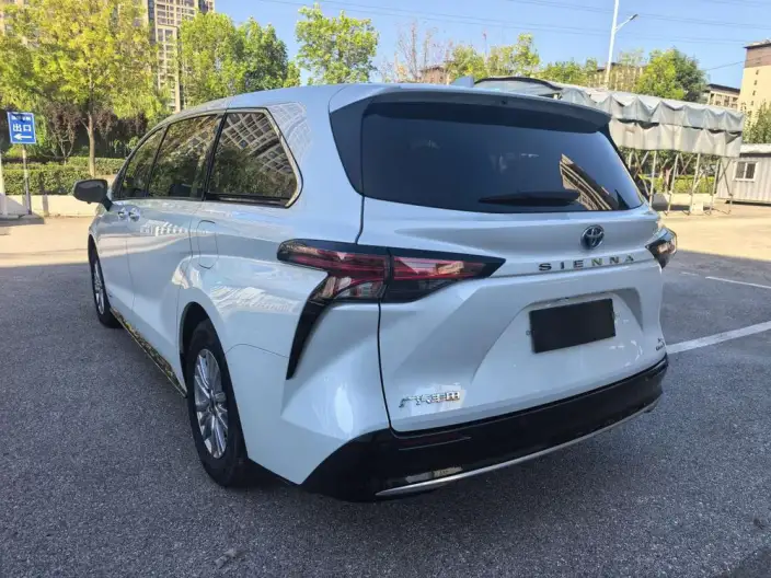 Toyota Sienna 2021 Model 2.5L Hybrid Deluxe Edition – фото 4