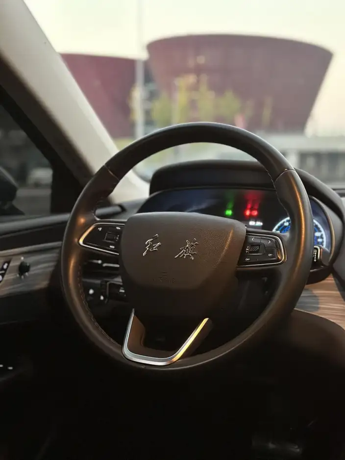 Hongqi E-QM5 2023 Model 560KM PLUS Edition 140kW – фото 8