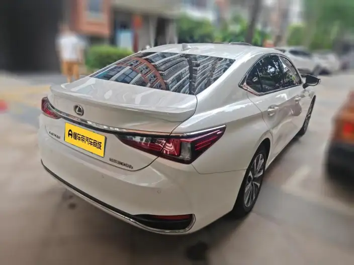 Lexus ES 2022 Model 300h Superior Edition