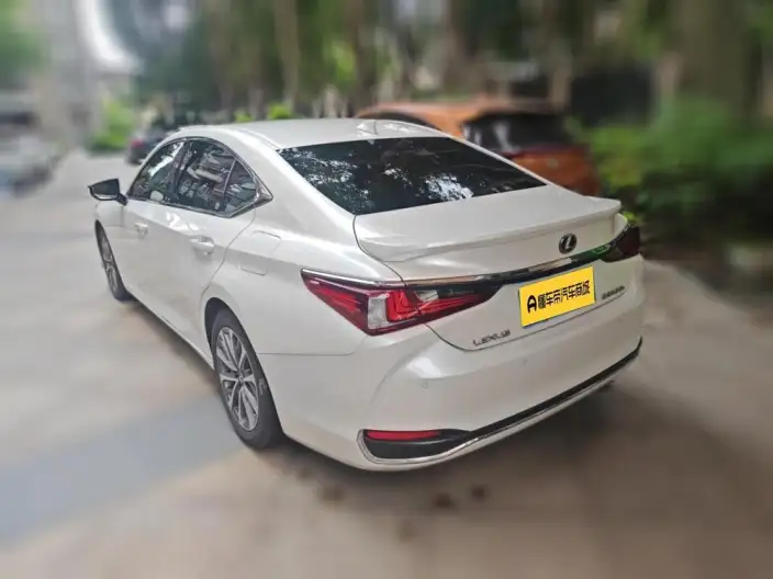 Lexus ES 2022 Model 300h Superior Edition