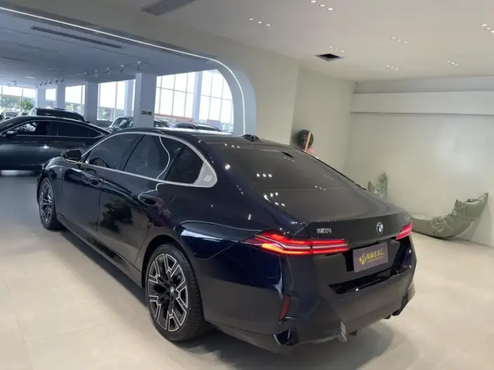 BMW 5 Series 2025 Model 530Li Exclusive Model M Sports Set – фото 3