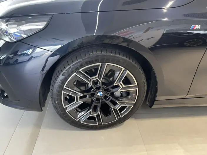 BMW 5 Series 2025 Model 530Li Exclusive Model M Sports Set – фото 6