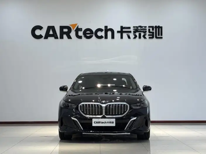 BMW 5 Series 2025 Model 530Li Exclusive Model M Sports Set – фото 2