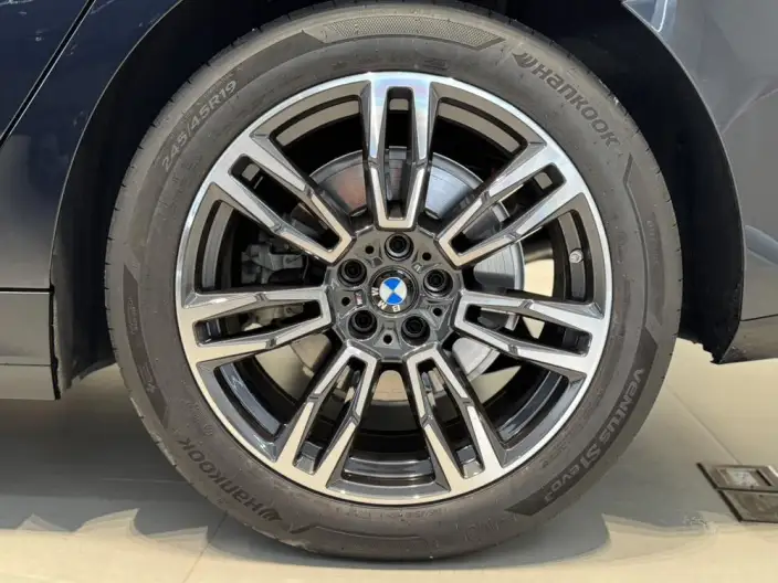 BMW 5 Series 2026 Model 525Li M Sports Set – фото 5