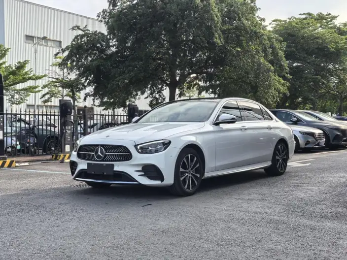 Mercedes-Benz E-Class PHEV 2023 Model E 350 e L Sports sedan – фото 1
