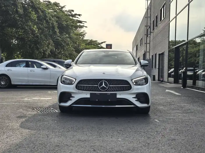 Mercedes-Benz E-Class PHEV 2023 Model E 350 e L Sports sedan – фото 2