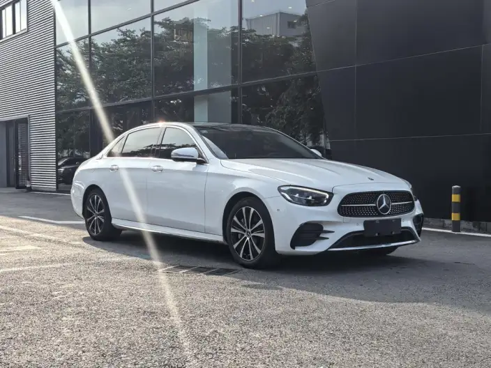 Mercedes-Benz E-Class PHEV 2023 Model E 350 e L Sports sedan – фото 3