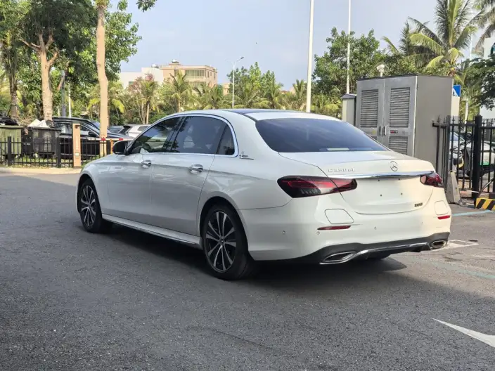 Mercedes-Benz E-Class PHEV 2023 Model E 350 e L Sports sedan – фото 4