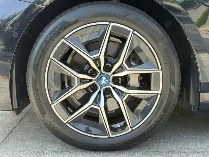 BMW i5 2024 Model eDrive35L Luxury Set – фото 9