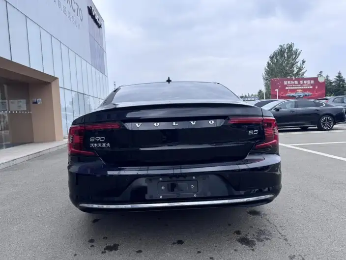 Volvo S90 2025 Model B5 Smart Range Deluxe Edition