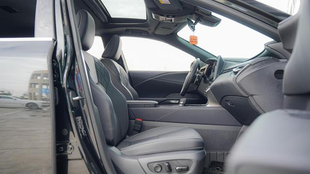Lexus RX 2025 Model 3 50h Two-Wheel Drive Joy f ul Edition – фото 11