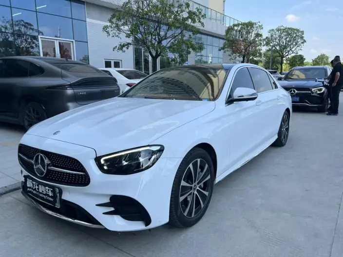Mercedes-Benz E-Class PHEV 2021 Model E 350 e L Sports sedan – фото 1