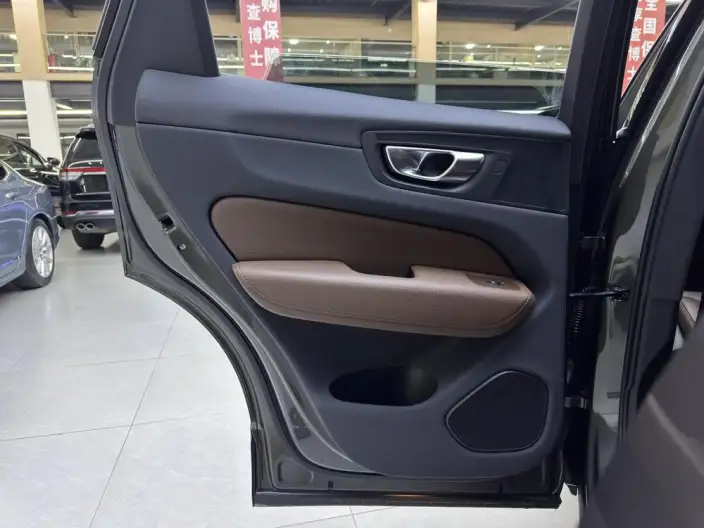 Volvo XC60 2021 Model T5 4WD Smart Range Deluxe Edition – фото 5