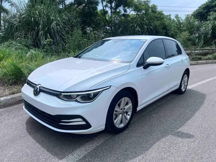 Volkswagen Golf 2023 Model 200TSI DSG – фото 1