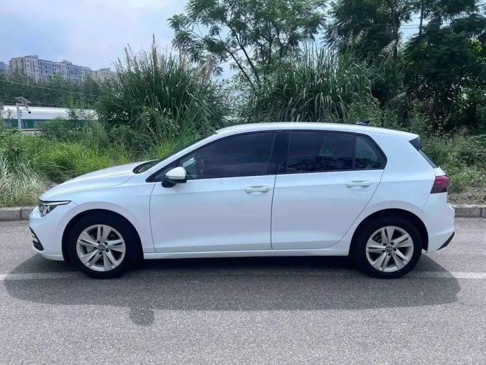 Volkswagen Golf 2023 Model 200TSI DSG – фото 4
