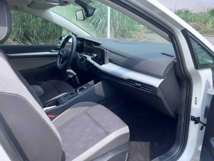 Volkswagen Golf 2023 Model 200TSI DSG – фото 8