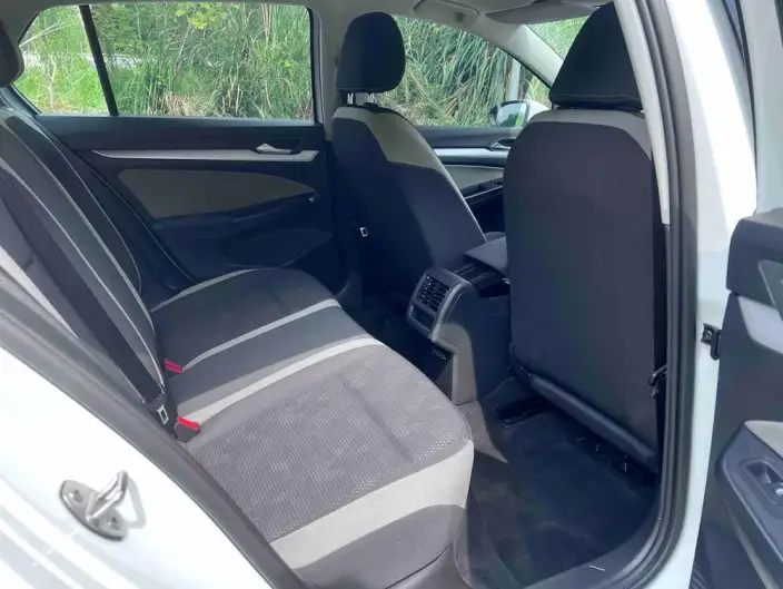 Volkswagen Golf 2023 Model 200TSI DSG – фото 9
