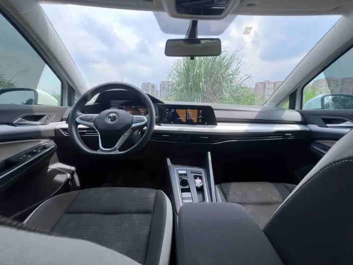 Volkswagen Golf 2023 Model 200TSI DSG – фото 10