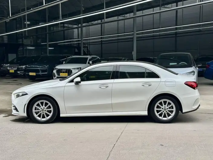 Mercedes-Benz A-class 2020 Model A 200 L Sports sedan – фото 3